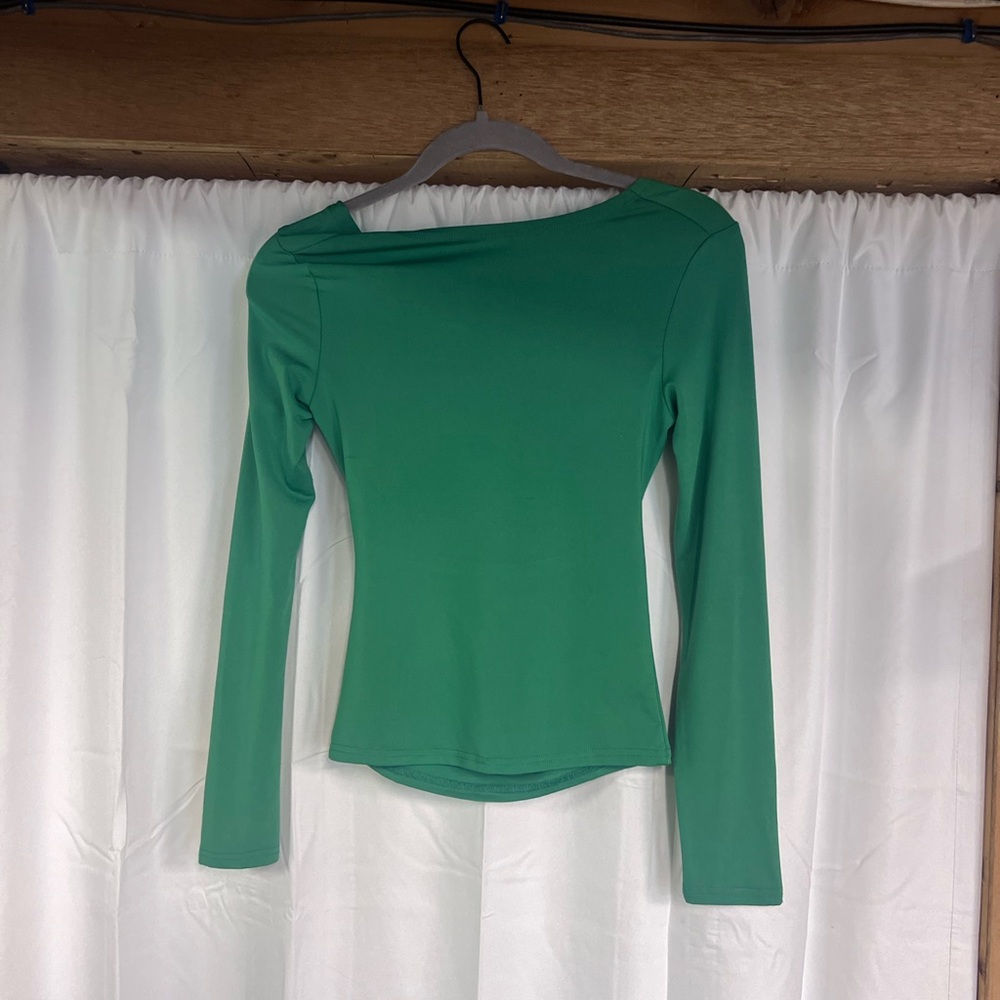 Long sleeve green top open back
